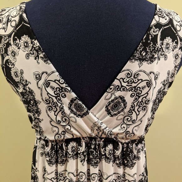 Black and White Filigree Pattern Dress - Picture 6 of 7